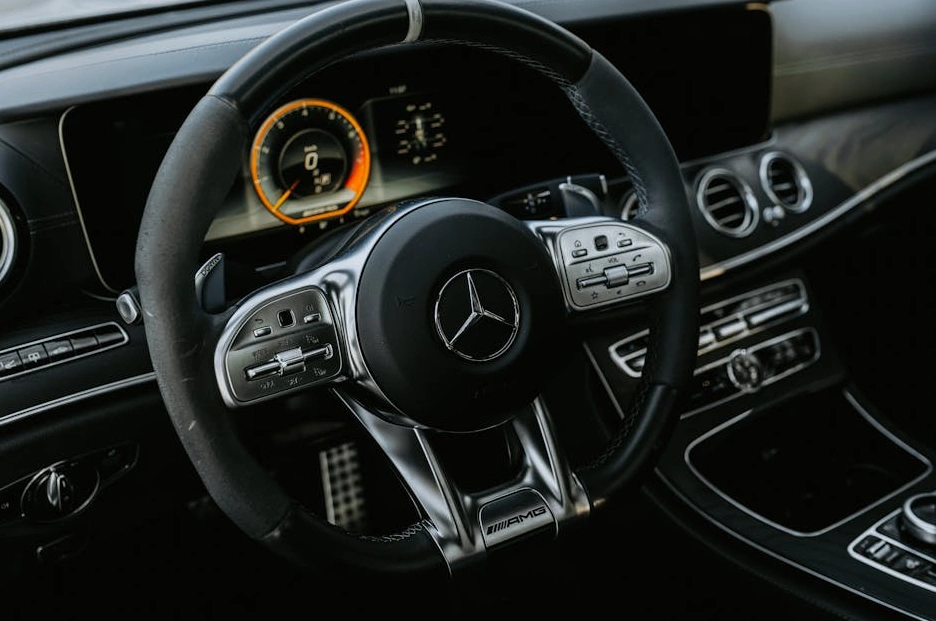 Rozhraní aplikace pro strategické plánování s grafy a diagramy.